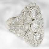 Ring: sehr schöner neuwertiger Brillantring im Stil des Art déco, insgesamt ca. 2,8ct, 14K Weißgold - фото 2