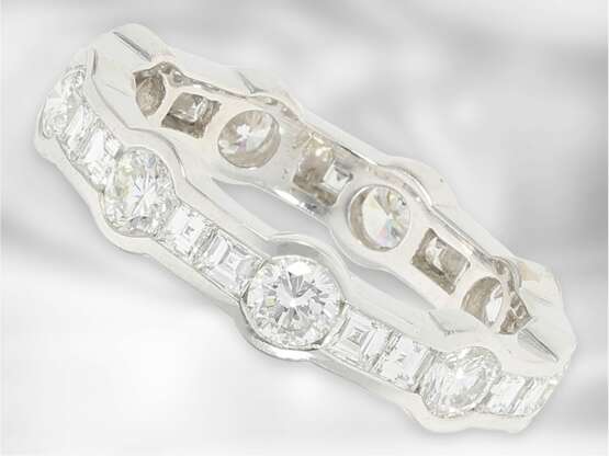 Ring: ungewöhnlicher Memoirering mit Brillanten und Diamantkarrees, insgesamt ca. 2,5ct, 18K Weißgold, neuwertig - фото 1