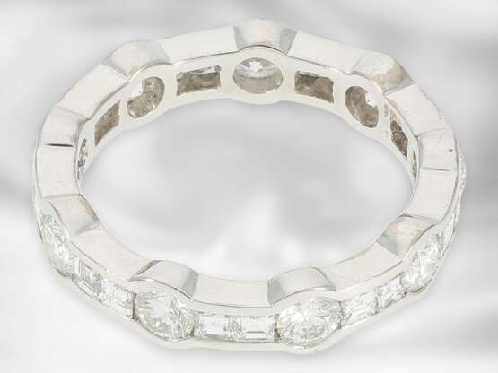 Ring: ungewöhnlicher Memoirering mit Brillanten und Diamantkarrees, insgesamt ca. 2,5ct, 18K Weißgold, neuwertig - фото 2