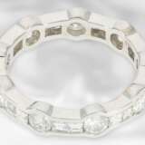 Ring: ungewöhnlicher Memoirering mit Brillanten und Diamantkarrees, insgesamt ca. 2,5ct, 18K Weißgold, neuwertig - фото 2