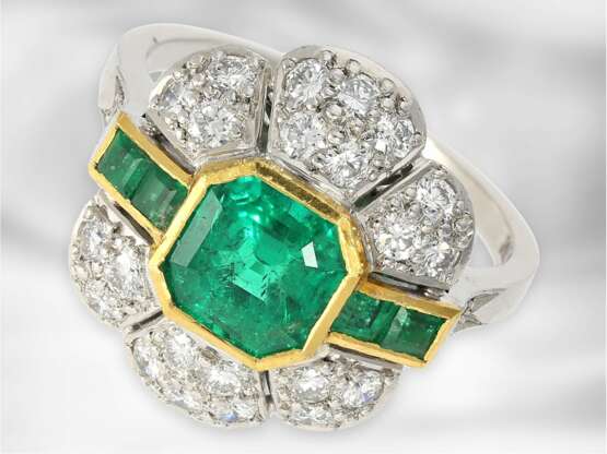 Ring: neuwertiger Smaragd-/Brillantring im Stil des Art déco, insgesamt ca. 2,4ct, 18K Gold - Foto 1