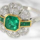 Ring: neuwertiger Smaragd-/Brillantring im Stil des Art déco, insgesamt ca. 2,4ct, 18K Gold - photo 2