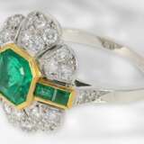 Ring: neuwertiger Smaragd-/Brillantring im Stil des Art déco, insgesamt ca. 2,4ct, 18K Gold - photo 5