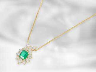 Kette/Collier/Anhänger: attraktives feines Gelbgoldcollier mit Smaragd im Emerald-Cut und Diamanten, insgesamt ca. 2,1ct, 18K Gold, neuwertig