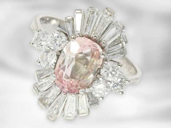 Ring: ausgefallener Goldschmiedering mit seltenem rosafarbenen Padparadsha-Saphir, umrandet von feinen Brillanten/Diamanten, zusammen ca. 4ct - Foto 1