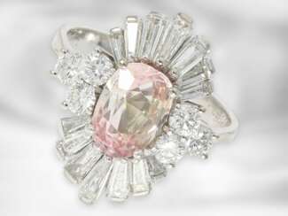 Ring: ausgefallener Goldschmiedering mit seltenem rosafarbenen Padparadsha-Saphir, umrandet von feinen Brillanten/Diamanten, zusammen ca. 4ct