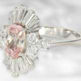 Ring: ausgefallener Goldschmiedering mit seltenem rosafarbenen Padparadsha-Saphir, umrandet von feinen Brillanten/Diamanten, zusammen ca. 4ct - фото 2