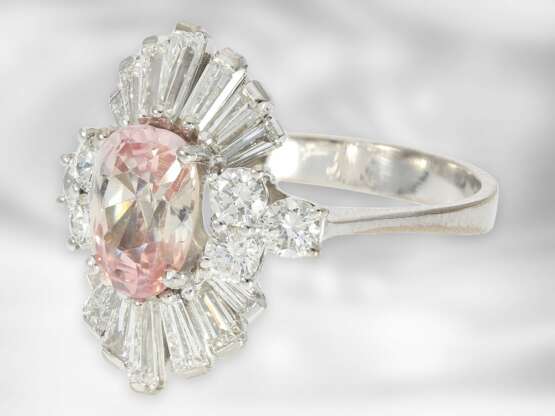 Ring: ausgefallener Goldschmiedering mit seltenem rosafarbenen Padparadsha-Saphir, umrandet von feinen Brillanten/Diamanten, zusammen ca. 4ct - Foto 2
