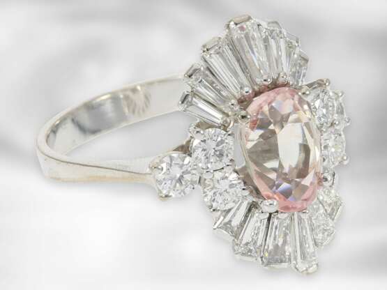 Ring: ausgefallener Goldschmiedering mit seltenem rosafarbenen Padparadsha-Saphir, umrandet von feinen Brillanten/Diamanten, zusammen ca. 4ct - Foto 3