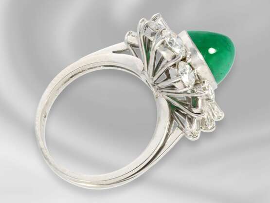 Ring: dekorativer und sehr hochwertiger Goldschmiedering mit wertvollem Smaragd und Diamanten/Brillanten von hoher Qualität, ca. 7,1ct, Hofjuwelier Roesner - фото 2
