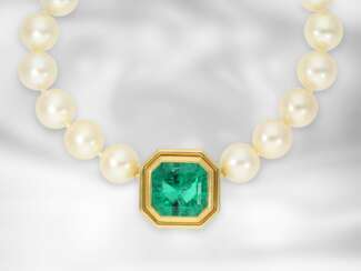 Kette/Collier: exquisites Zuchtperlcollier mit wertvollem natürlichen Smaragd von ca. 10,50ct, 18K Gold, mit Zertifikat aus Idar-Oberstein, Hofjuwelier Roesner