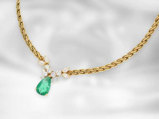 Kette/Collier: neuwertiges sehr dekoratives Goldschmiedecollier mit Smaragdtropfen und Diamanten, insgesamt ca. 4,5ct, 18K Gold - Foto 1