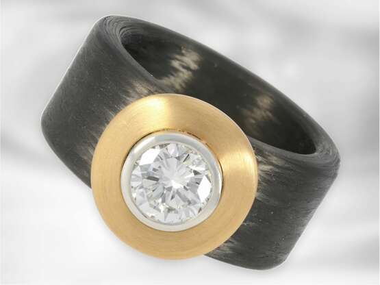 Ring: moderner und interessanter Designer-Brillant-Goldschmiedering aus Karbon/18K Gold und Platin, großer und hochwertiger Solitär-Brillant von ca.1,03ct - Foto 1