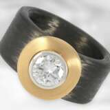 Ring: moderner und interessanter Designer-Brillant-Goldschmiedering aus Karbon/18K Gold und Platin, großer und hochwertiger Solitär-Brillant von ca.1,03ct - photo 1