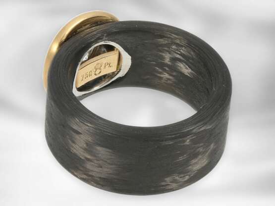 Ring: moderner und interessanter Designer-Brillant-Goldschmiedering aus Karbon/18K Gold und Platin, großer und hochwertiger Solitär-Brillant von ca.1,03ct - photo 2