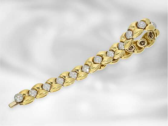 Armband: dekoratives und sehr schweres Goldschmiede-Armband mit reichem Brillantbesatz, ca. 2,3ct, 18K Gold - фото 1