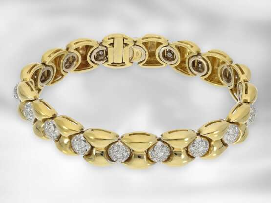 Armband: dekoratives und sehr schweres Goldschmiede-Armband mit reichem Brillantbesatz, ca. 2,3ct, 18K Gold - photo 2