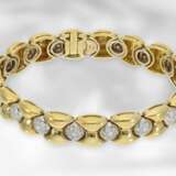 Armband: dekoratives und sehr schweres Goldschmiede-Armband mit reichem Brillantbesatz, ca. 2,3ct, 18K Gold - фото 2