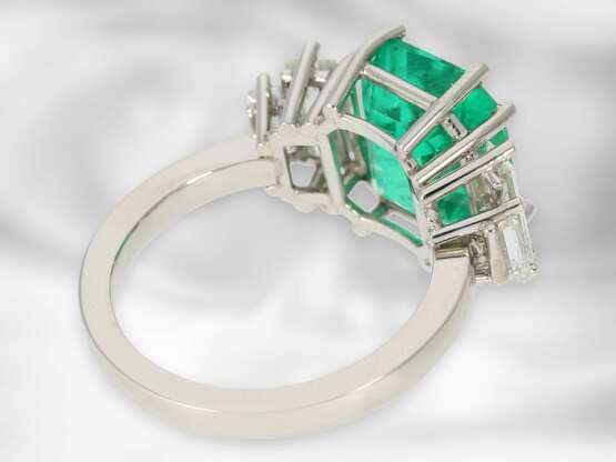 Ring: exklusiver, ehemals sehr teurer Smaragd/Diamant-Goldschmiedering, vermutlich Einzelanfertigung aus 950er Platin, feiner Smaragd ca. 5,83ct, 1,32ct Diamanten - photo 4