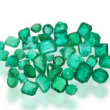 Smaragd: äußerst hochwertiges Konvolut von unterschiedlich großen Smaragden sehr schöner Farbe, ca. 27,9ct - фото 1