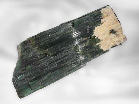 Turmalin: bedeutender und seltener Turmalinfund, natürlicher Kristall von ca. 8000ct in "Schmuckqualität", vermutlich Brasilien, Wertgutachten über 18.500€ - photo 3