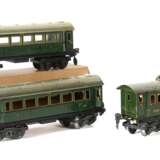 3 Wagen Märklin, Spur 0, 2 x Personenwagen 1751, BZ 1934-1955, grün CL, 1 x im OK, L - Foto 1