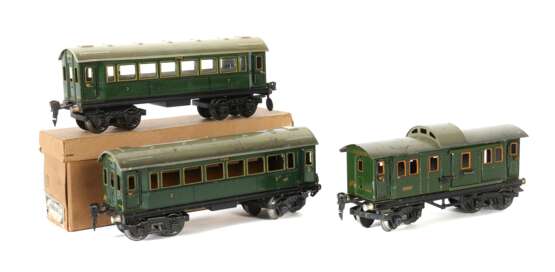 3 Wagen Märklin, Spur 0, 2 x Personenwagen 1751, BZ 1934-1955, grün CL, 1 x im OK, L - photo 1