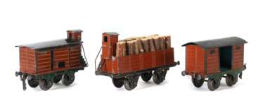 3 Güterwagen Märklin, Spur 1, 1 x gedeckter Güterwagen 1803, BZ 1906-1924, 1 offene Türe, waagrechte Rillen, braun HL, L