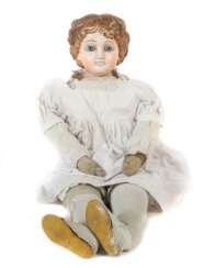 Große Puppe Bidermeier, um 1870, Masse-Brustblattkopf, modelliertes, gewelltes Haar, braun bemalt, gr