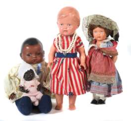 4 Puppen Schildkröt, Celluloid, 1 x Mädchen in sehr schöner Tracht mit Haube, Perücke, gemalten Augen, gemarkt mit Raute, H