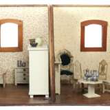 Puppenstube Um 1930, 2 Räume mit Durchgang und je 2 verglasten Fenstern, außen Naturholz belassen, innen Tapetenbezug, 1 Raum m - Foto 1