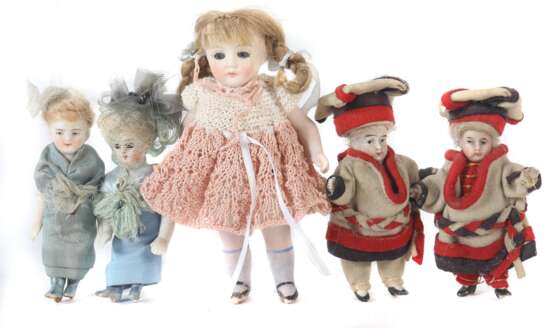 5 Stubenpüppchen Um 1920, Porzellanköpfe, -Beine- und -Arme, 1 x Mädchen, komplett Porzellan, gegliedert, gemalte Strümpfe und Schuhe, Perücke, H - photo 1