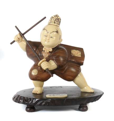 Samurai Japan, neuzeitlich, Holz/Elfenbein-Imitat, stilisiert dargestellte Samurai-Figur - Foto 1
