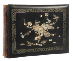 Fotoalbum wohl Japan, um 1900, Holz/Seidenmalerei, der Deckel mit Bein- und Perlmutteinlagen einen Adler auf einem blühenden Zweig darstellend, die Seiten bezogen mit farbigen Malereien auf Seide, HxB