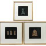 3 Grabbeigaben Südostasien, Bronze/Ton, 1x Buddha, in vajrasana, die Hände in bhurmisparsa mudra - photo 1