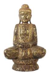 Buddha Südostasien, Holz, vergoldet mit Pailletten besetzt, in varjasana auf Rundsockel sitzend, die Hände im Schoß ruhend, lange Ohrläppchen, sanftes Lächeln, aufblickend, H