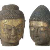 2 Buddhaköpfe Südostasien, Stein, vergoldet, je Kopf eines Buddhas mit gesenktem Blick und langen Ohrläppchen, H - фото 1