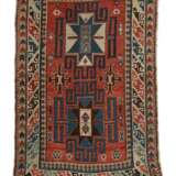 2-Medaillon-Teppich mit Wasserkannen-Motiven Kaukasus, 19 - photo 1