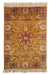 Medaillonteppich mit Spiralranken Persien, Wolle auf Baumwolle