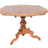 Louis Philippe-Tisch um 1860, 3 geschweifte Beine, 1 Balustersäule, aufgeschraubte Tischplatte in angedeuteter Ovalform mit geschweiften Ecken, die Platte mit vierfach geklapptem, lebhaftem Nussbaummaserfurnier, HxBxT - Foto 1