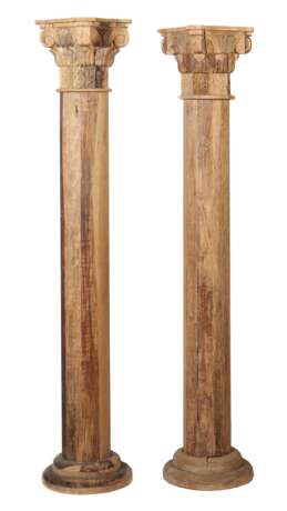 Paar alte Säulen aus Holz runde Basis, hohler Schaft mit glatter Wandung, Kapitell mit achtseitigem Blätterrelief, mit umlaufendem Blätterkranz und mit Eckvoluten, H - фото 1