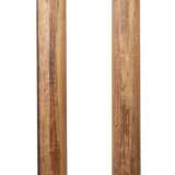 Paar alte Säulen aus Holz runde Basis, hohler Schaft mit glatter Wandung, Kapitell mit achtseitigem Blätterrelief, mit umlaufendem Blätterkranz und mit Eckvoluten, H - photo 1