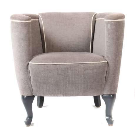 Sessel im Art Déco-Stil wohl 1930/40er Jahre, auf grau lackierten Holzbeinen, die gepolsterte Rücken- und Armlehnen hufeisenförmig ineinander übergehend, erg - фото 1