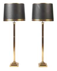 Paar Stehlampen um 1980, Messing poliert, Stand als quadratische Plinthe, Schaft als Säulenbündel, 3 Lampenfassungen, schwarzer Lampenschirm aus Kunststoff, H