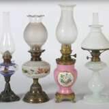 Vier Tischpetroleumlampen um 1900 - Foto 1