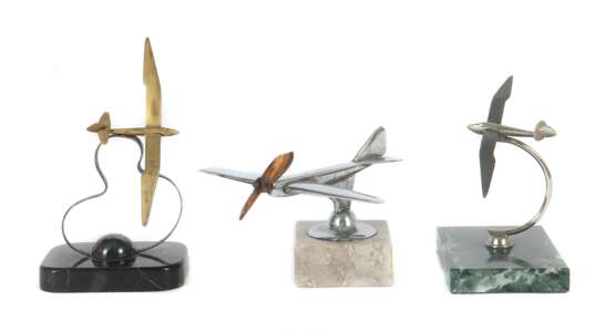 3 Flugzeugmodelle 1930er Jahre, verschiedene Materialien, Flugzeuge als Tischmodelle, je auf Steinsockel montiert, H - фото 1