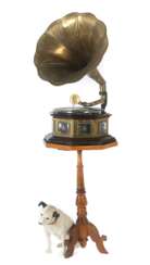 Grammophon 1920er/30er Jahre, oktogonaler Holzkorpus tls