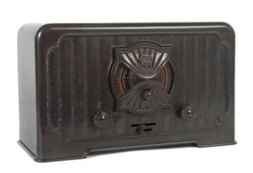Radio ''Katzenkopf'' Telefunken, 1931, querrechteckiges Bakelitgehäuse, 5-Röhren-Netzempfänger, schauseitig mit Reglern und Skala, mit Kabel und Stecker, rückseitig bez