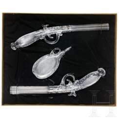 Ein Paar Scherzgefäße in Pistolenform, England, 20. Jahrhundert