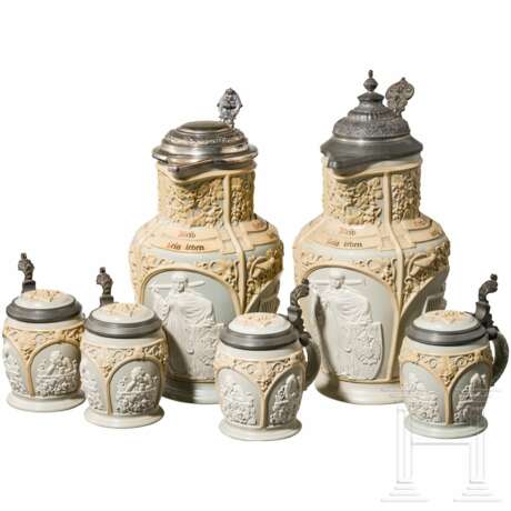 Zwei Mettlacher Historismus-Deckelkannen und vier Trinkkrüge mit Figurenfries, Ende 19. Jahrhundert - photo 1
